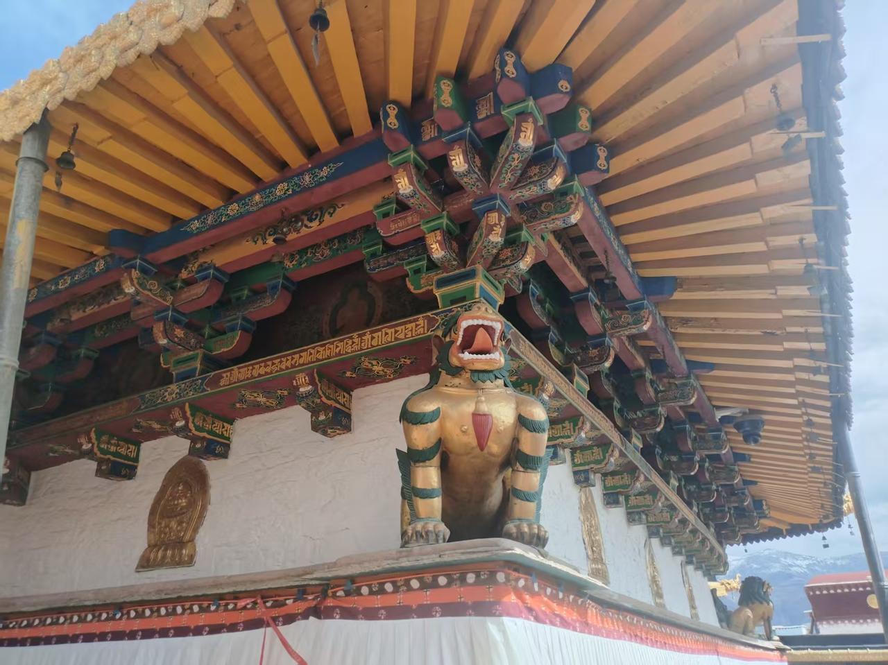 探访藏族佛教寺庙感受神秘与庄严
       就像拉卜楞寺，作为藏传佛教格鲁派六