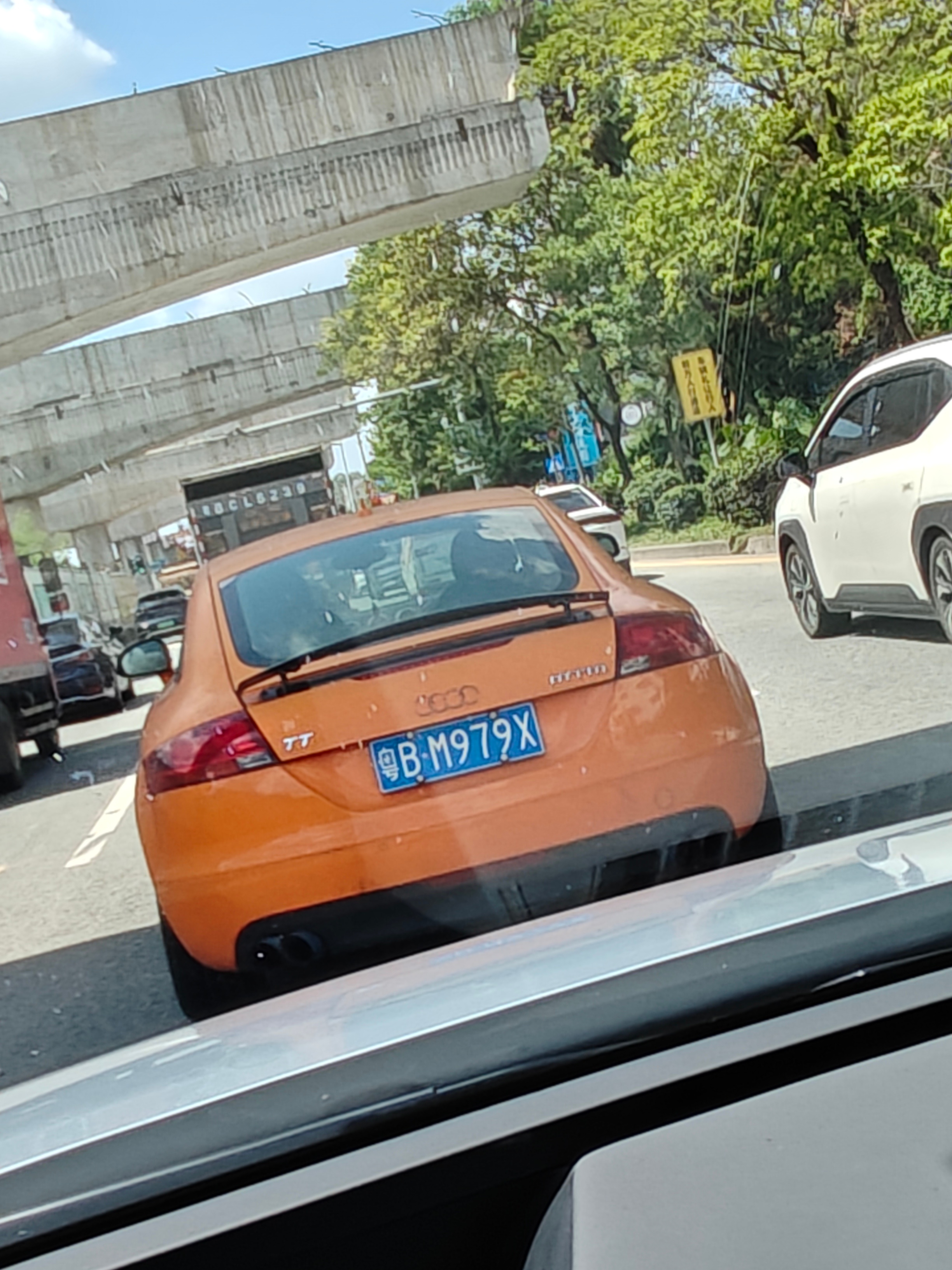 虽然logo跑丢了，但依然知道这是一台奥迪[偷笑]  ​​​