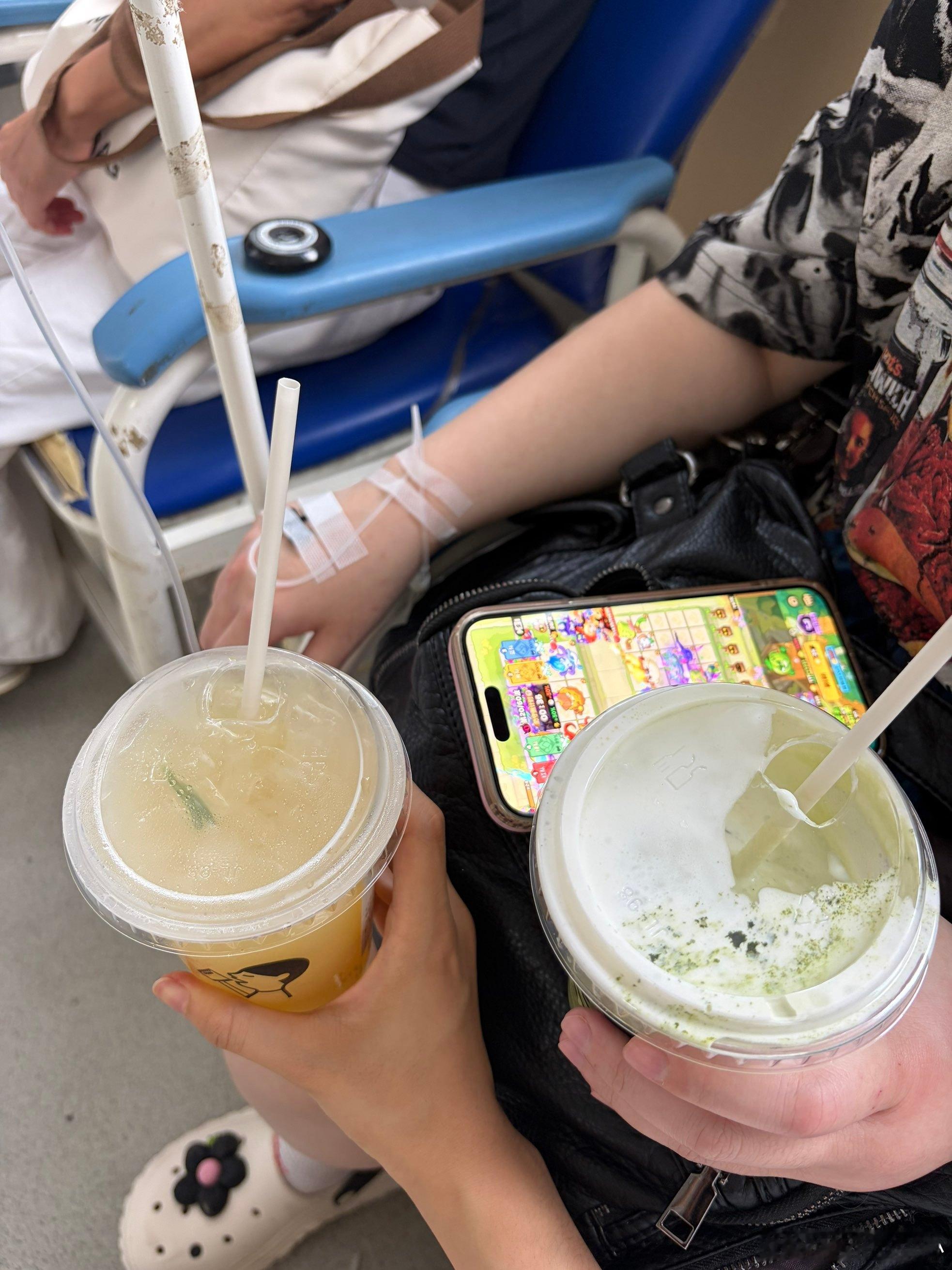 被老鼠咬了，早起手感染肿了，于是去打针吊水，打屁股针的时候外面有个大哥说：医生我