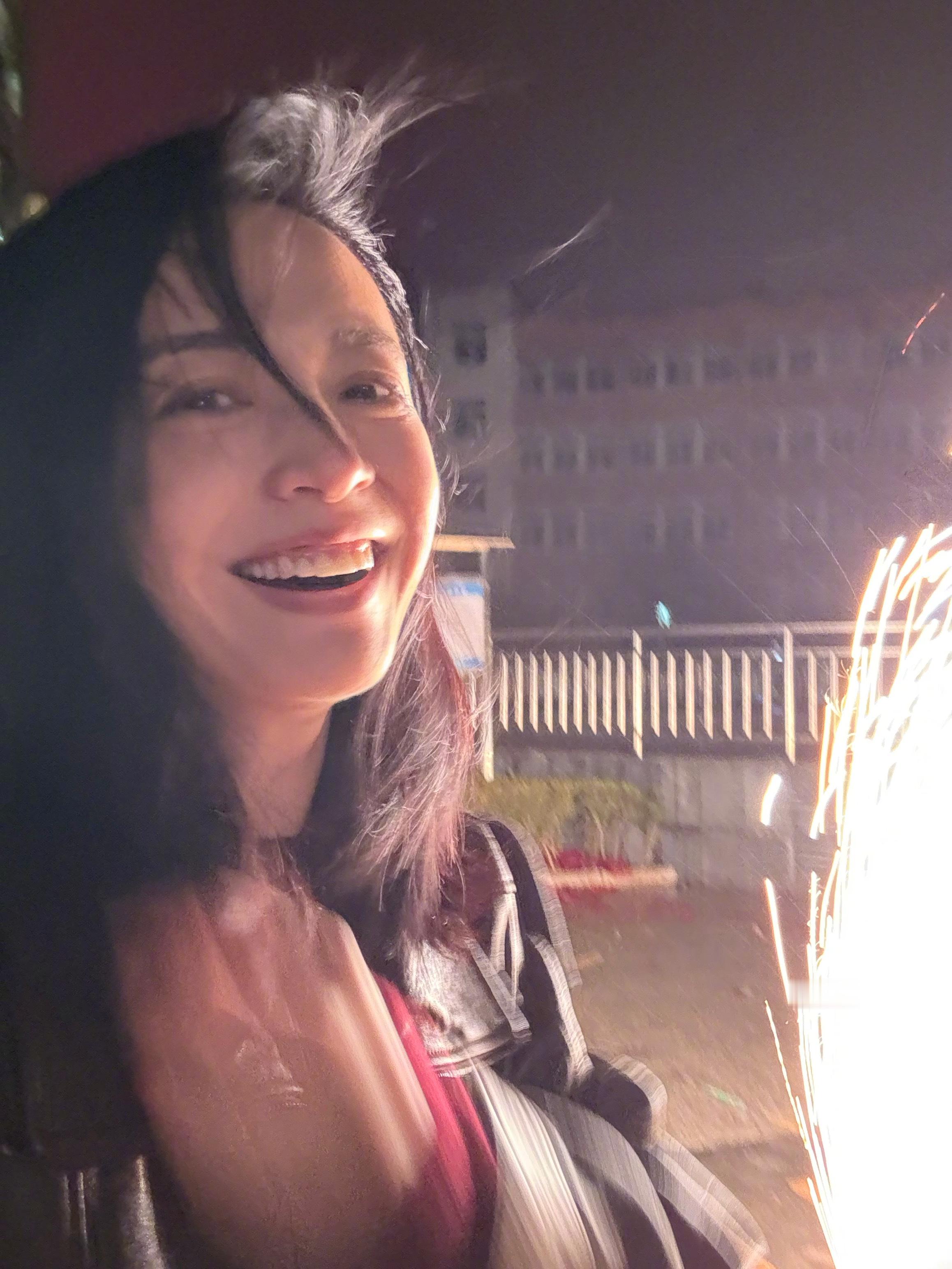 姚晨演我回老家过年姚晨这波真的狠狠演我回老家了啊！！一整个撒欢放飞自我，欢天喜地