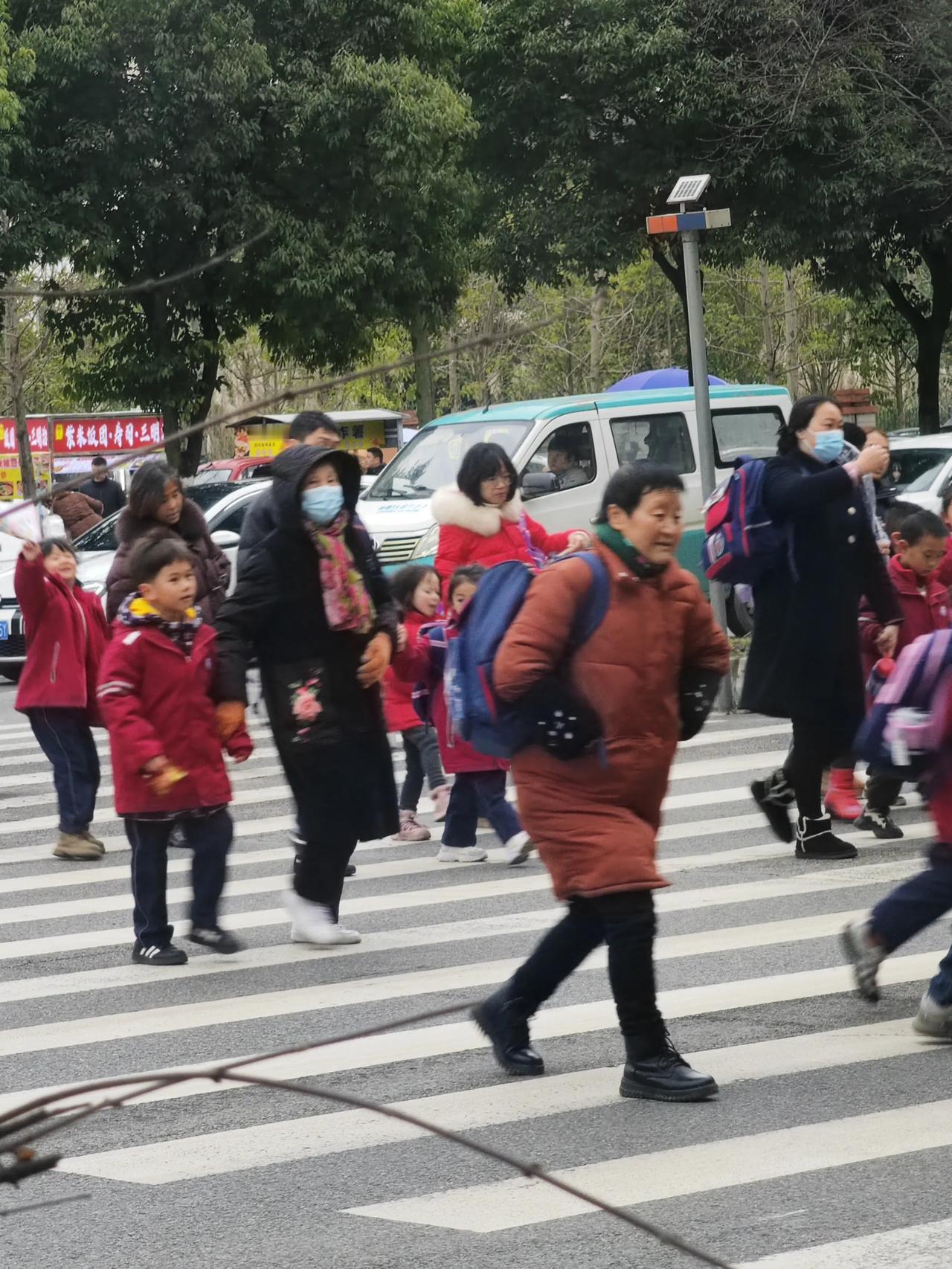 华为摄影爱好者斑马线上的匆匆