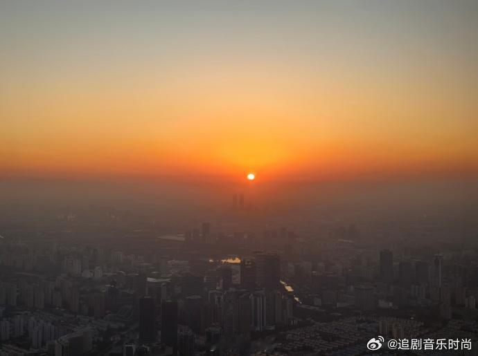 在上海最高点拍下新年首个日出  在上海之巅捕捉到的2025新年的第一缕晨曦好震撼