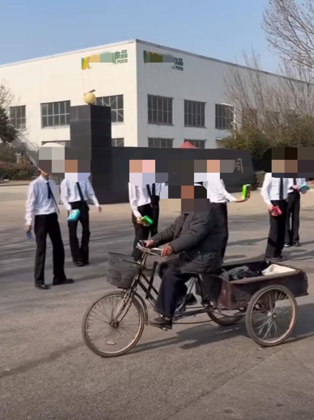 笑不活了！
济宁某企业特意请男团到工厂门口拍舞蹈做宣传视频，一群小伙穿着统一服装