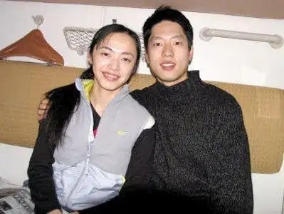 姚晨和凌潇肃从校服到婚纱，却难逃“七年之痒”，转身嫁给曹郁，如今儿女双全，一家四