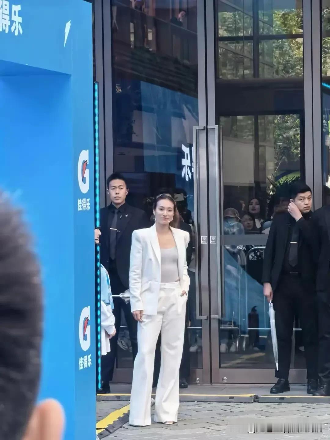 不打网球穿上休闲装就是大模特一般美丽