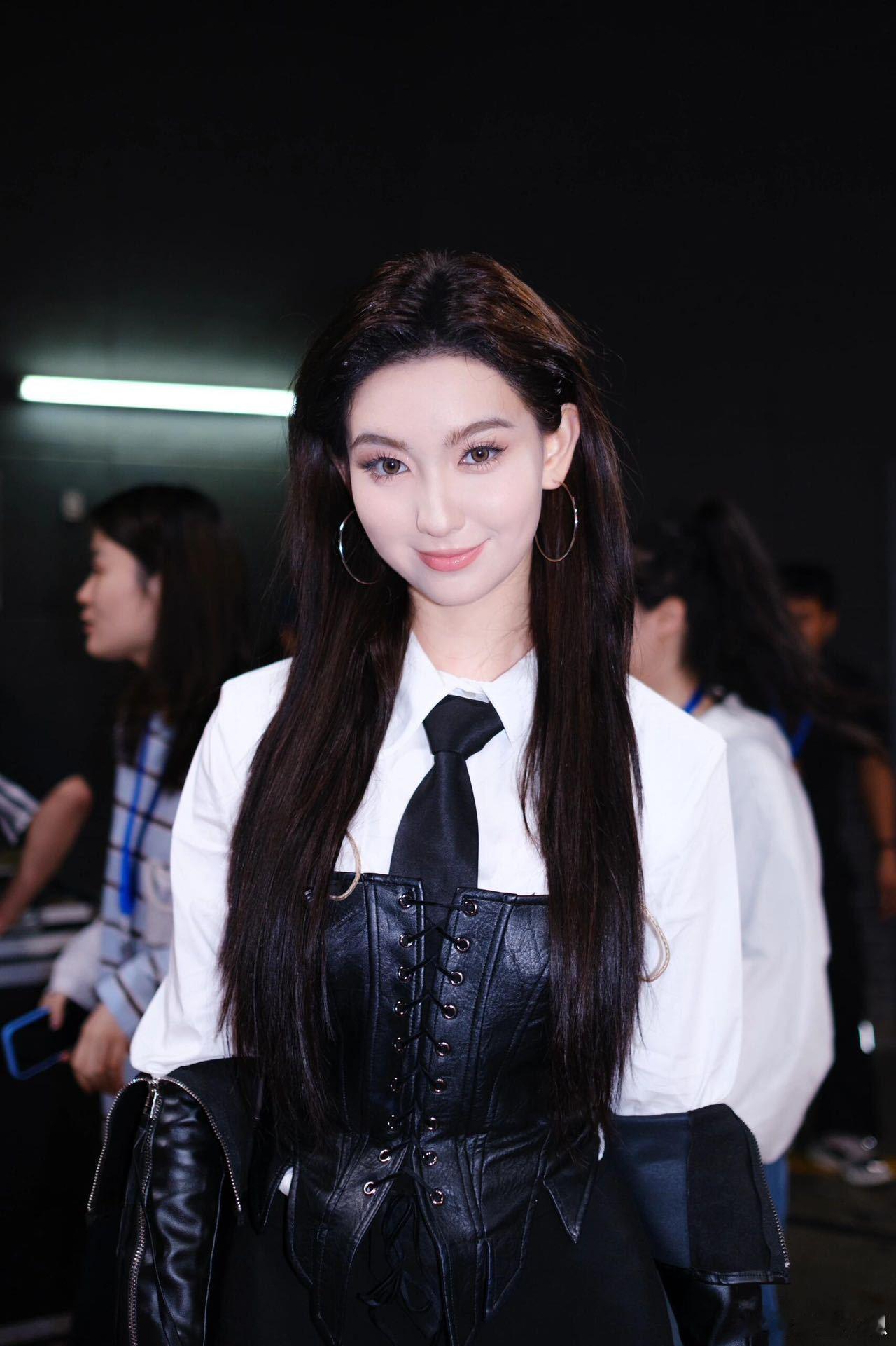 香奈儿陪朋友30分钟坐6次过山车30分钟6次过山车？香奈儿这波操作直接封神！陪朋