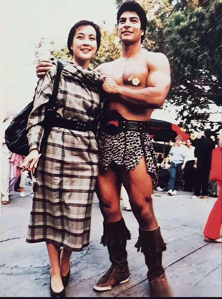 年轻时候的刘晓庆与外国肌肉男的合影！