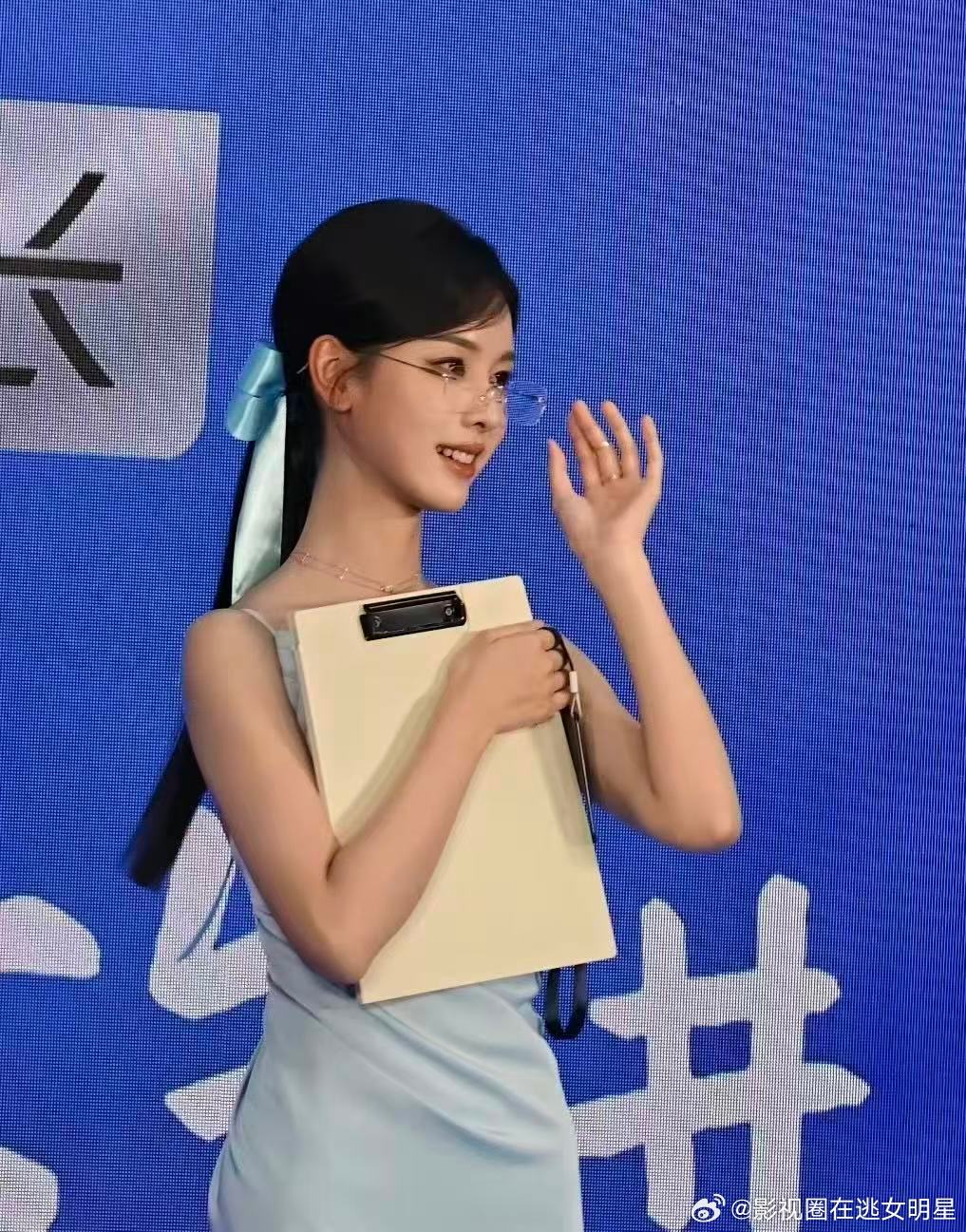 陈都灵无框眼镜高知白月光即视感 ​​​谁懂陈都灵和无框眼镜有多适配！！！这也太美