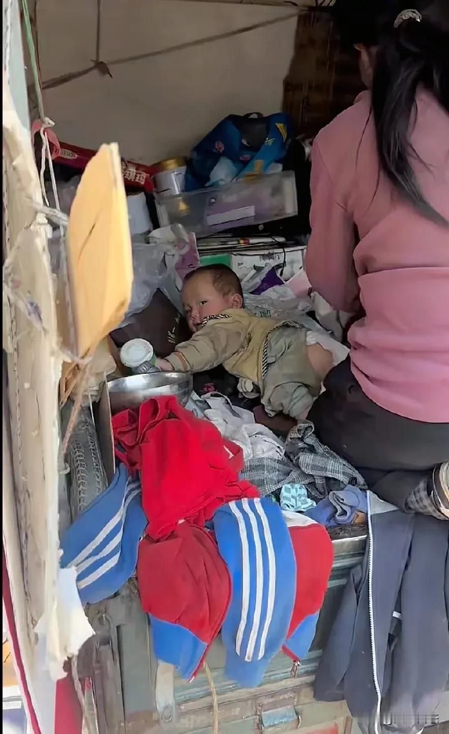 丈夫去世，花光了家里所有的积蓄，44岁主妇带着4个孩子流浪！
一辆破旧的三轮车是