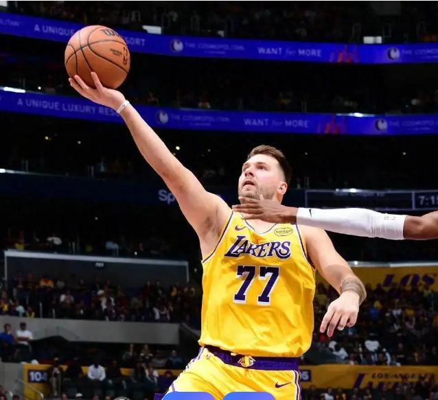 东契奇得分60+还有5抢断只是历史第二，上一个比他牛的人数据更爆炸！
今天东契奇