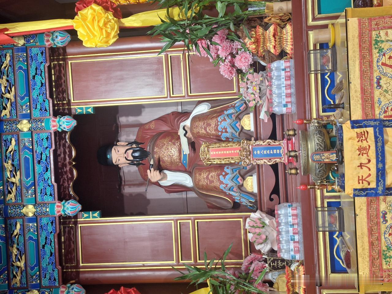 城，是城墙；隍，是护城河，可城隍，就是掌管一方的神邸了。最早的城隍是三国时孙权治