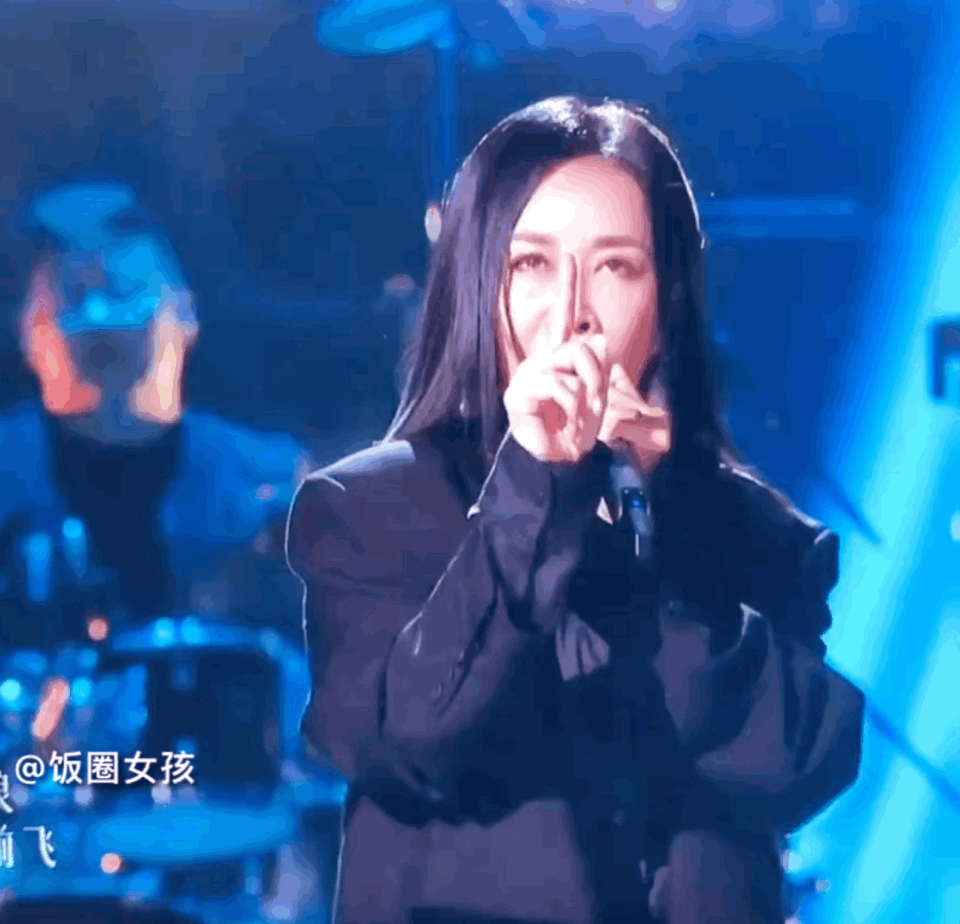 #那英鼓手#那英 点读机 点到哪里读哪里，那英目前已经进化到用手指着提词器却又忘