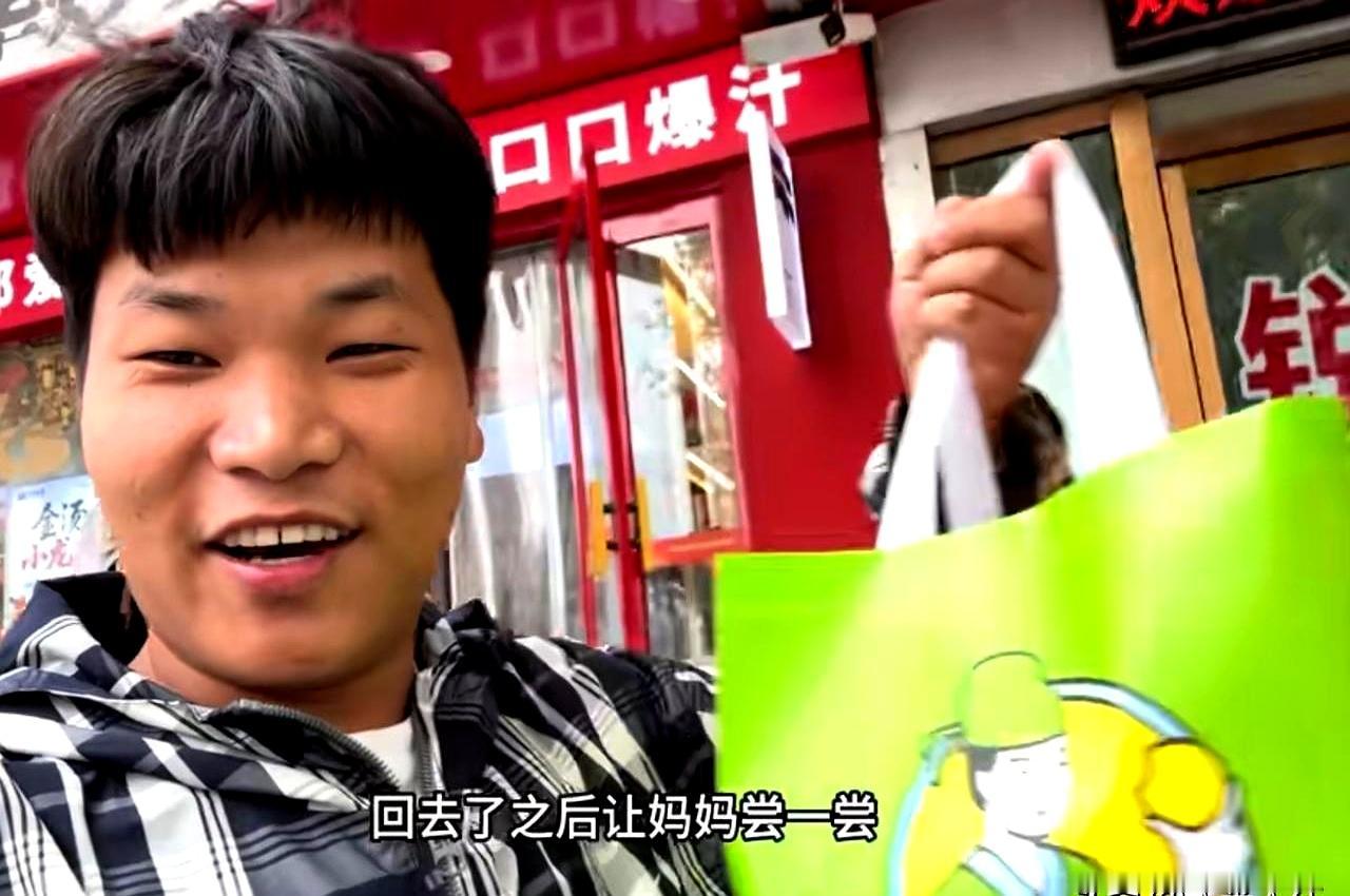哈哈这次回老家，最让人纳闷的不是痛风好没好，而是视频里一直少了一个人：他爸。
从