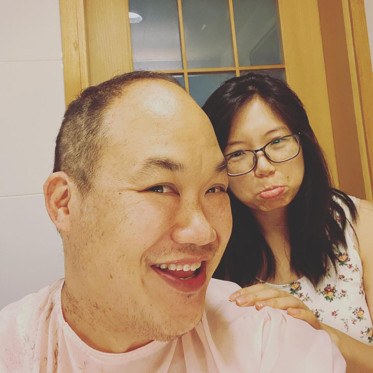 他是香港歌神许冠杰的儿子，长得一表人才，可惜音乐天赋一般，没有在娱乐圈发展，但经