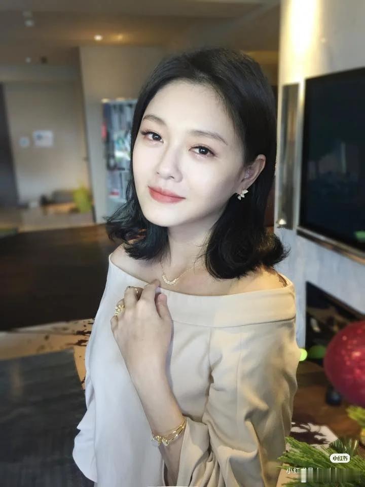 我觉得她后面自己已经拎不清了吧，跟汪离婚受打击，找了具，很多网友都看得出具是冲着