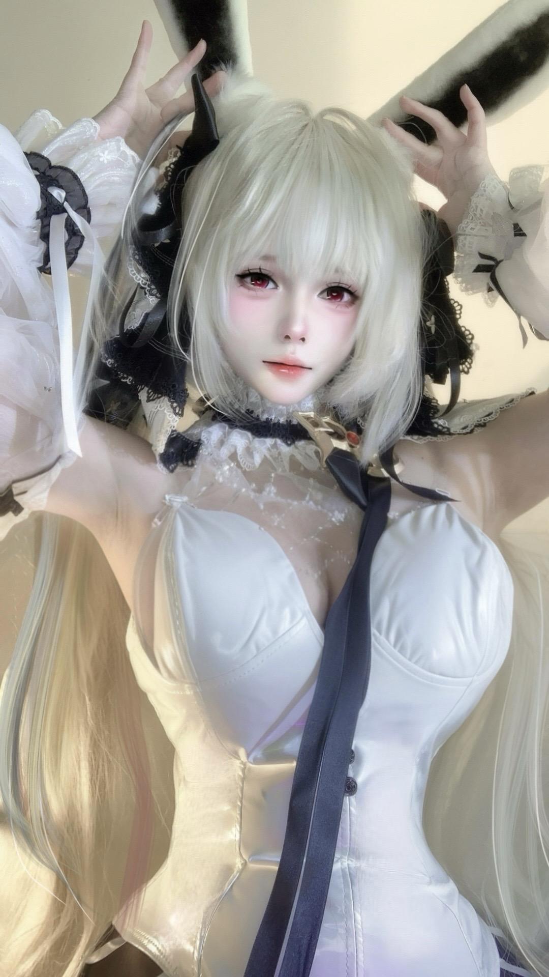 小兔子白又白，两只耳朵竖起来。可畏cos