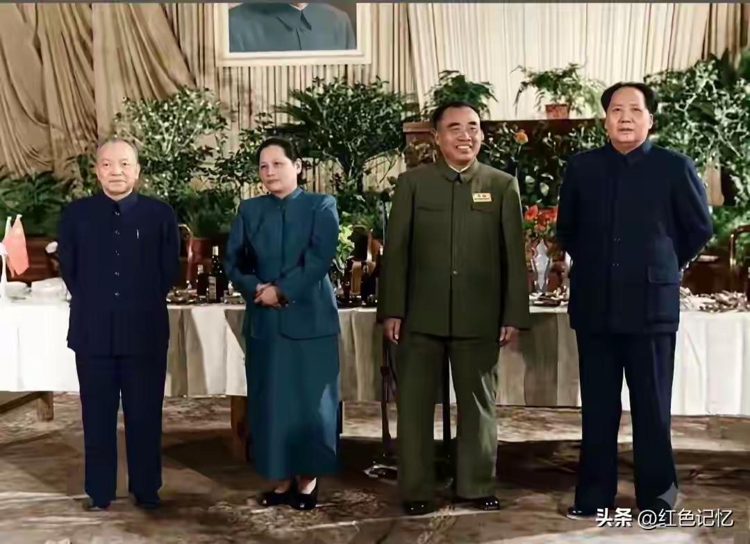 四伟人同框，1950年国庆盛典，开国元勋与民主先驱并肩伫立。共赴峥嵘岁月，各界凝