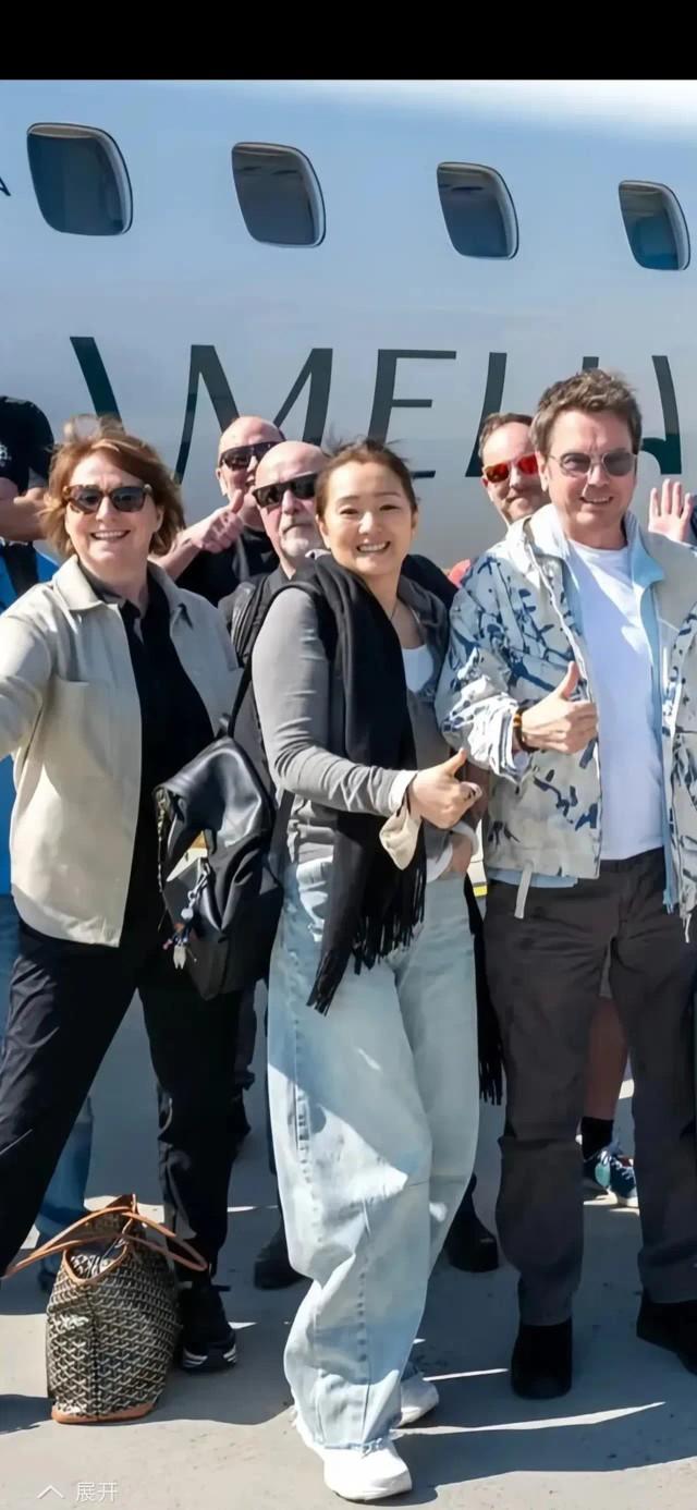难道是因为外国人更禁老一些？看看巩俐两口子。这是60岁巩俐和77岁老公米歇尔参加