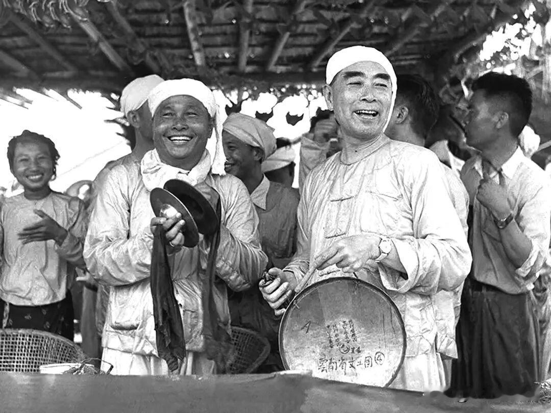 1961年4月14日，周恩来总理与缅甸总理吴努在西双版纳傣族自治州和傣族人民一起