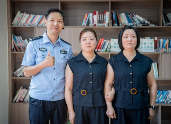 泪目！四川一对夫妻在打工时生下一对同卵双胞胎，不料百天时姐姐竟从工棚中被人偷走。
