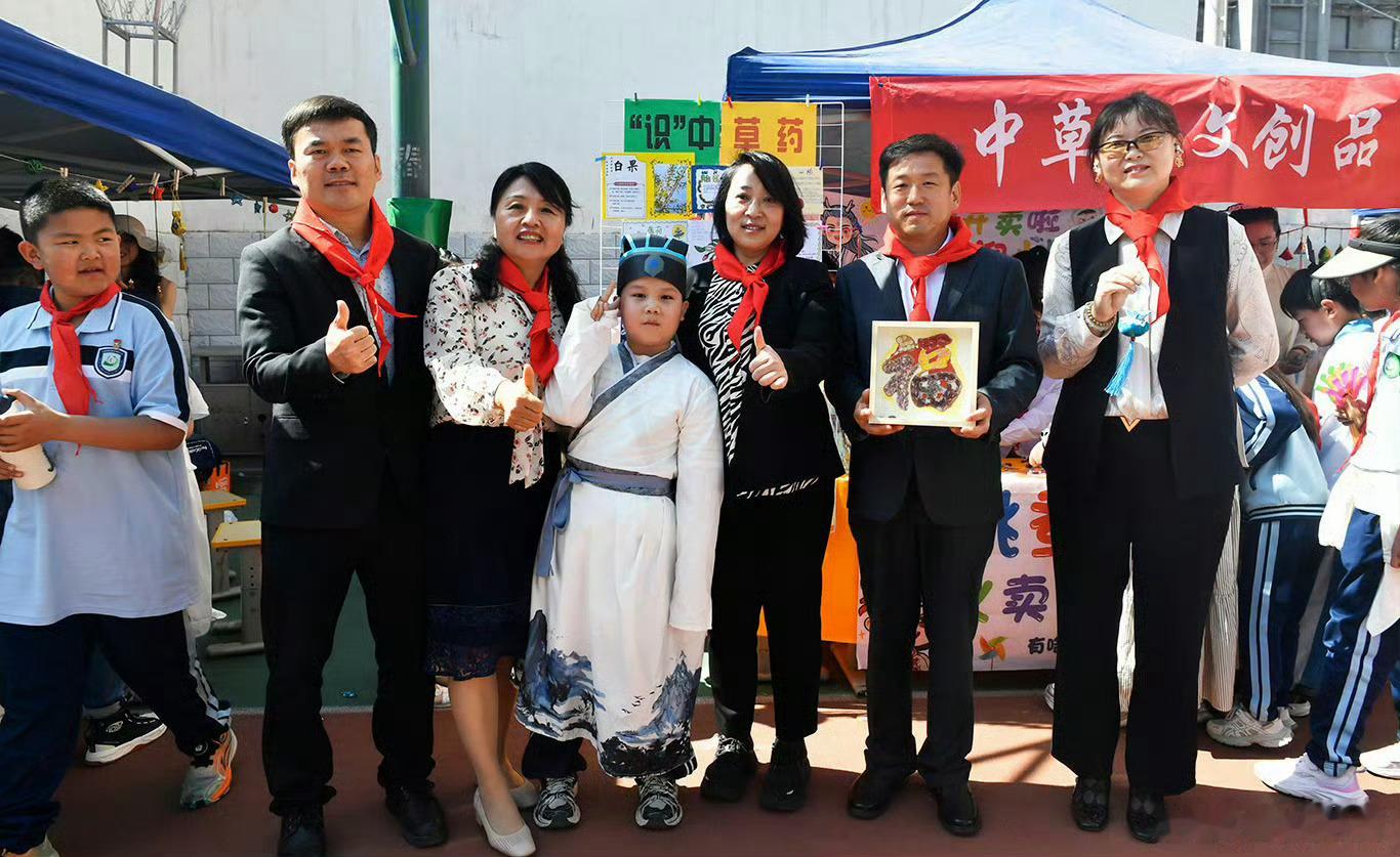 兰州草场街小学八十周年校庆医校共建护成长，特色课程再启新程八十周年校庆当日，草场