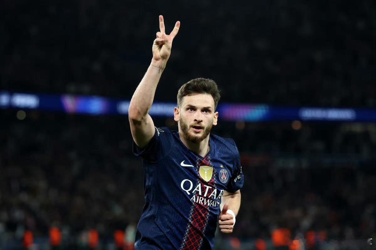 巴黎圣日耳曼5比4拜仁迎战拜仁上演双响封神！K77本赛季欧冠14场贡献15球。今