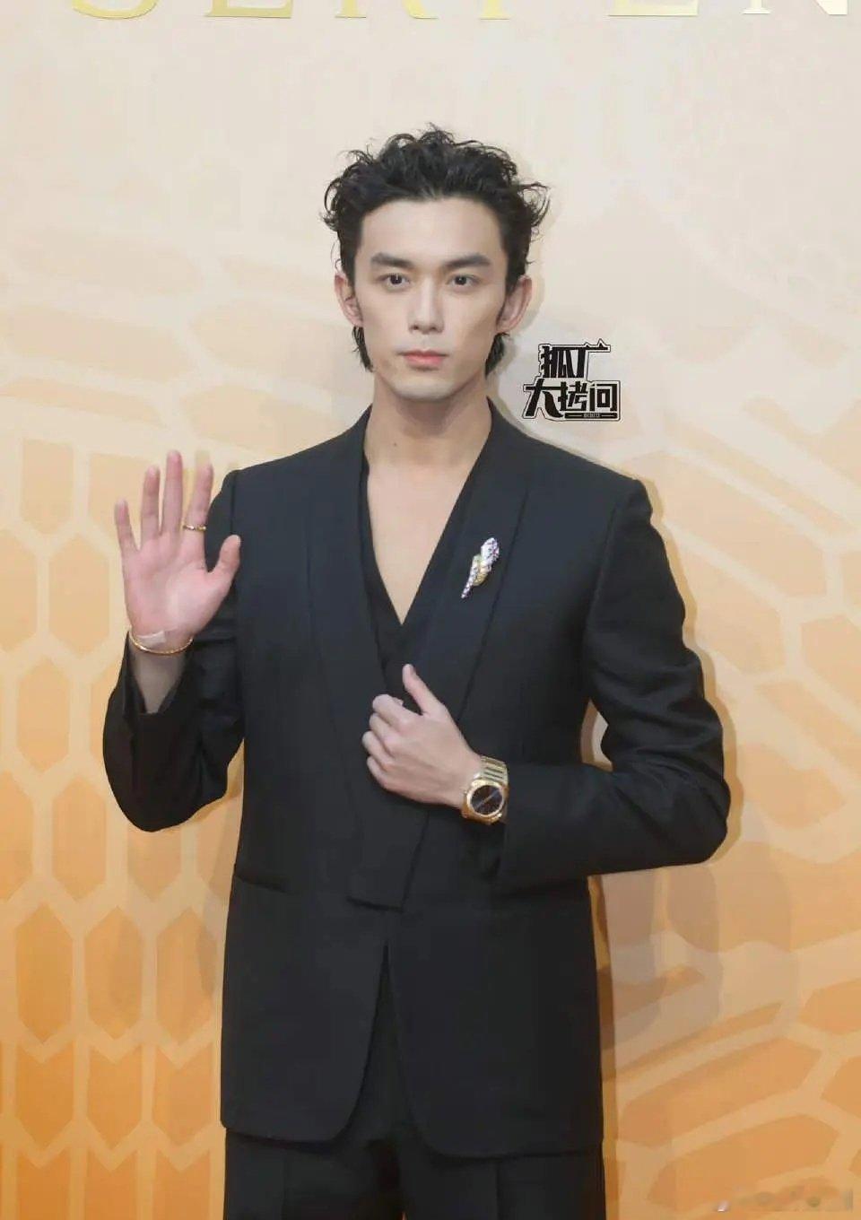 吴磊新造型撞脸李承铉，关键还显得头发特别少[苦涩] ​​​