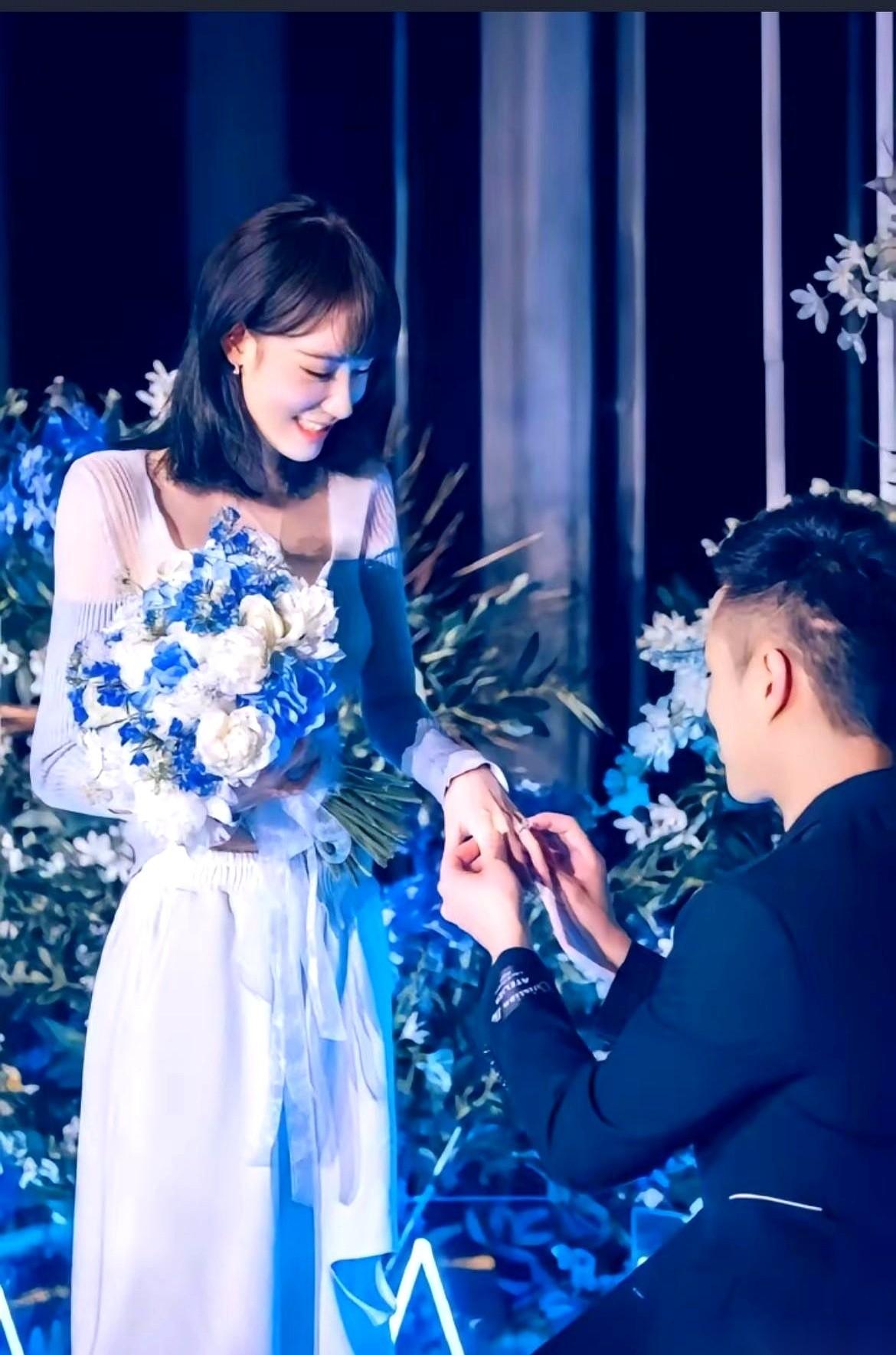 求婚钻戒都戴手上了，就差临门一脚，网红花三三就能嫁入豪门。
男方家里人却没点头，