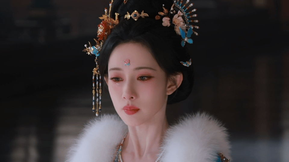 孟子义流最美的泪说最狠的话 泪珠将落未落的瞬间，眼底全是倔强与不甘。孟子义这幕哭