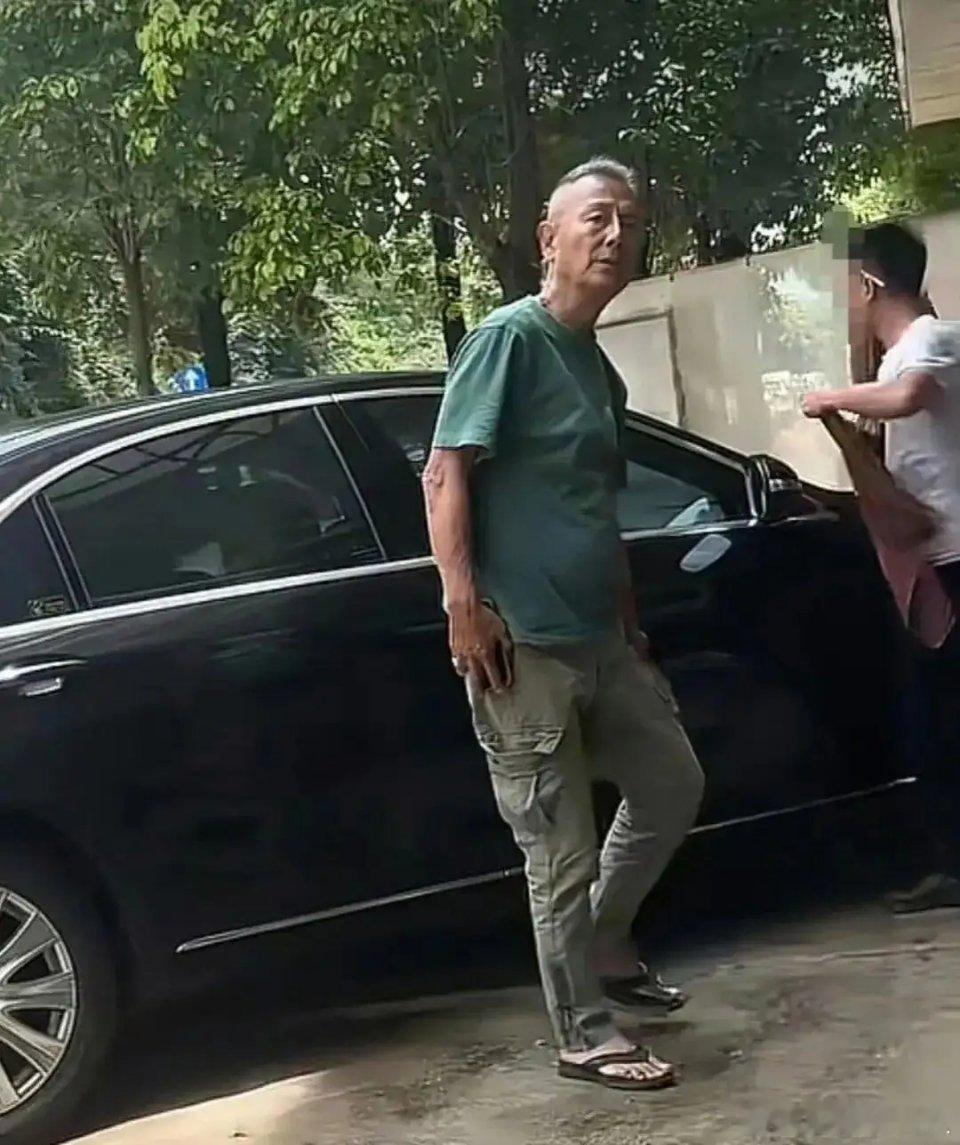 73岁演员刘德凯定居昆明养老，日常踩着人字拖开老式奔驰，身边还有小他16岁的女友