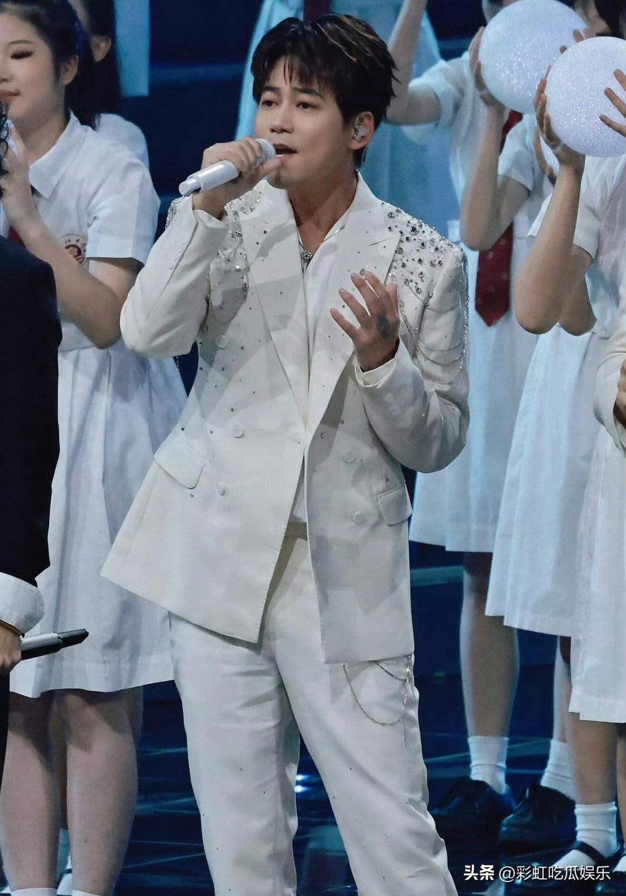 苏醒唱歌跑调，居然还回应跑调否认自己唱功有问题，质问网友。

不进则退，苏醒被吐