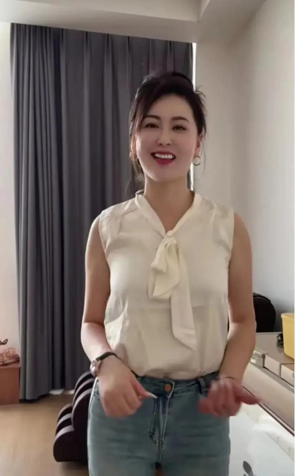 在繁华的都市中，李铭与苏雅的相遇，仿佛是一场精心编排的戏剧。李铭，一个有家室的成