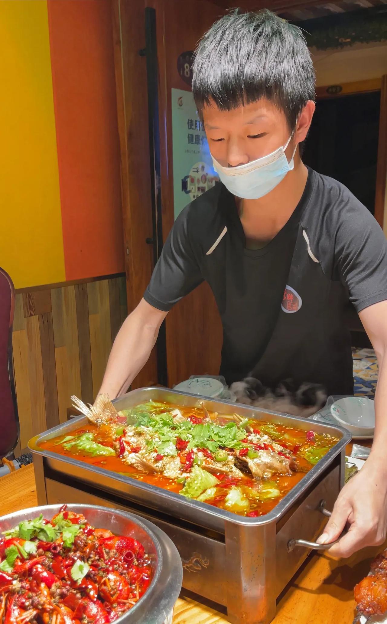 太原佳地花园对面
胖子海鲜烧烤开很多年了
晚上八点人就排满了
里面很大，上下两层