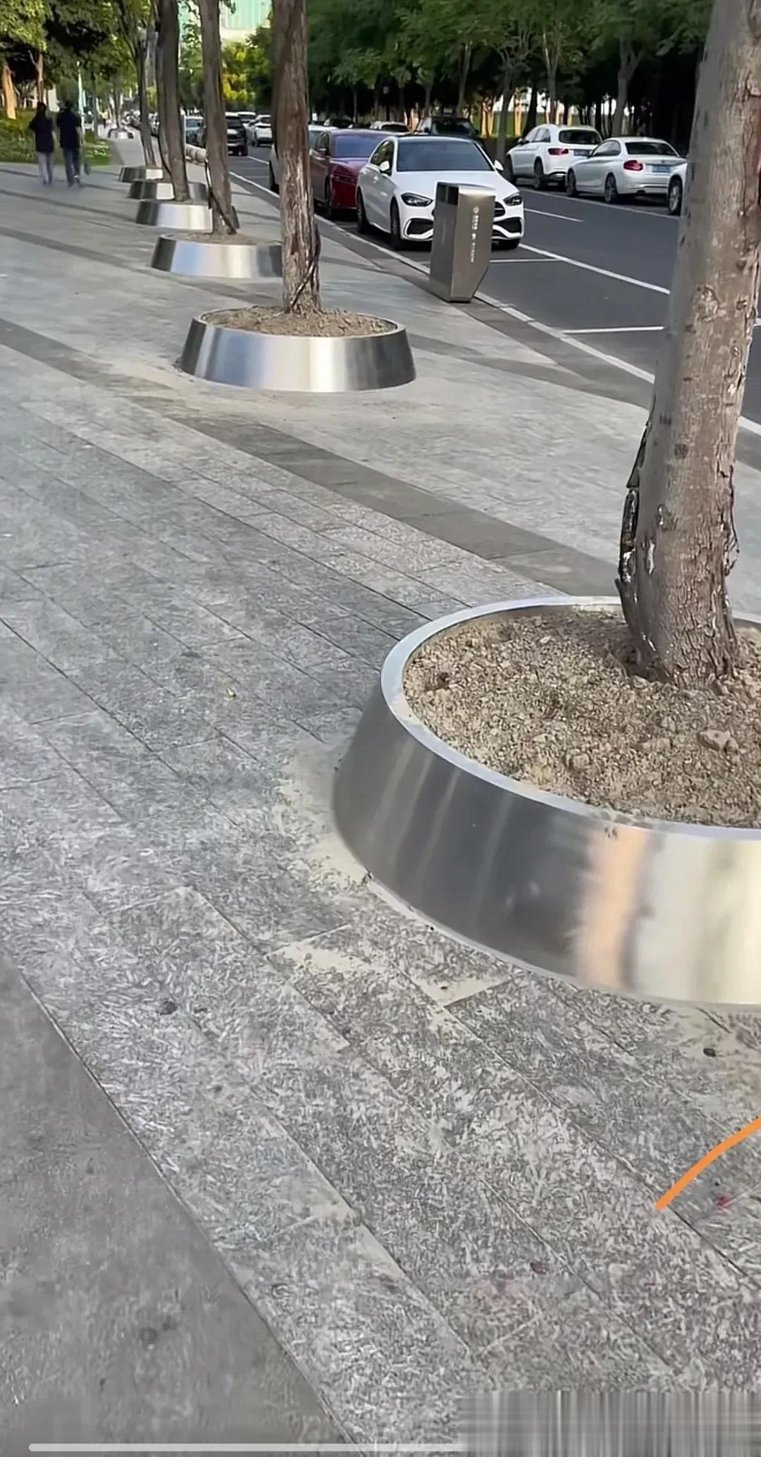 还有谁不服？
除了杭州

我非常好奇
这东西一个得要多少钱？
环卫工人需要天天擦