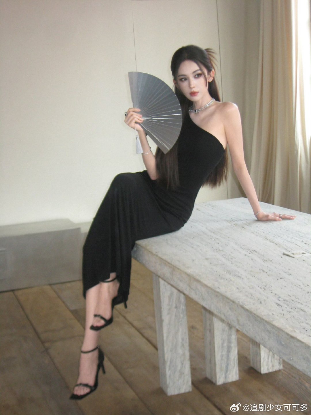 娜扎顶级星光娜扎没有不美的义务娜扎一出场便是全场顶级星光，优越轮廓搭配灵动神态，