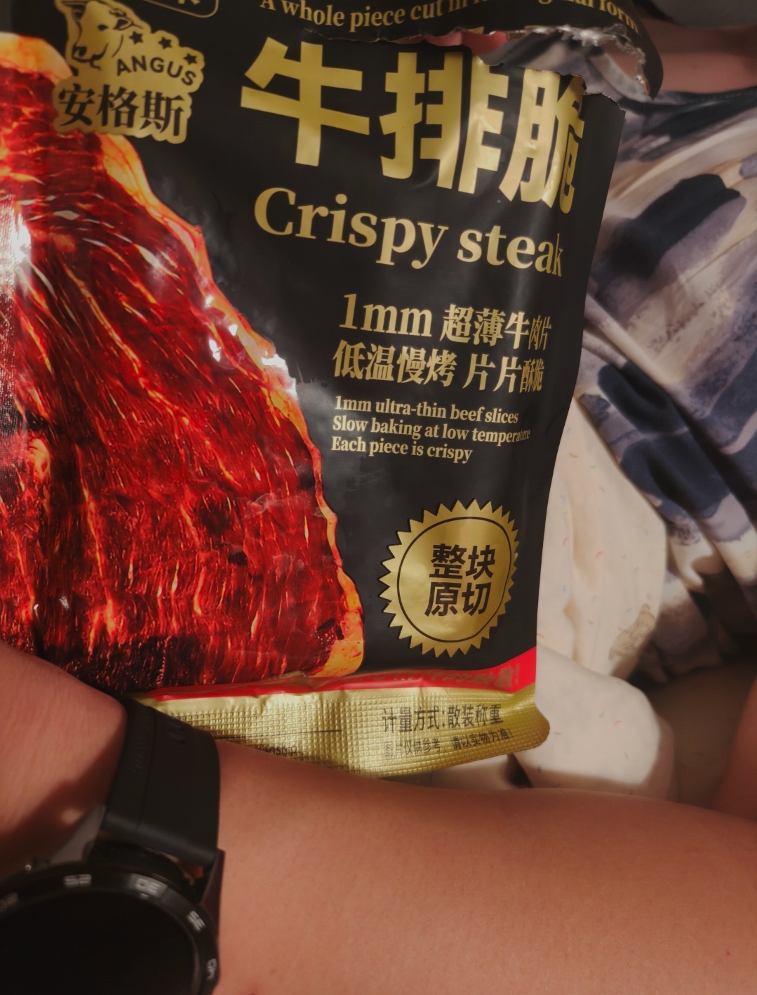 1，我第一次买牛脆脆，我给他吃，他说“这不是狗吃的吧，你不会给我买狗零食报复我吧