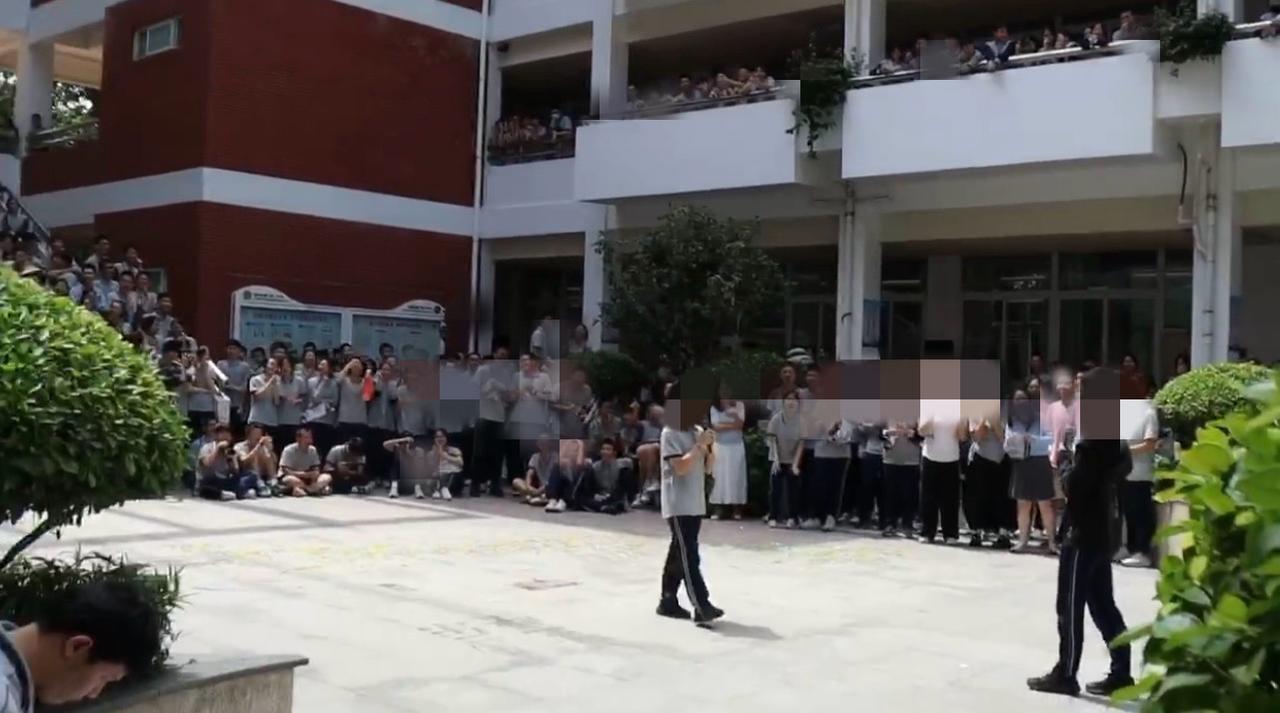 近日，一段短视频在全网刷屏，剧情吸引无数网友转发：网传厦门状元高考结束后当众向女