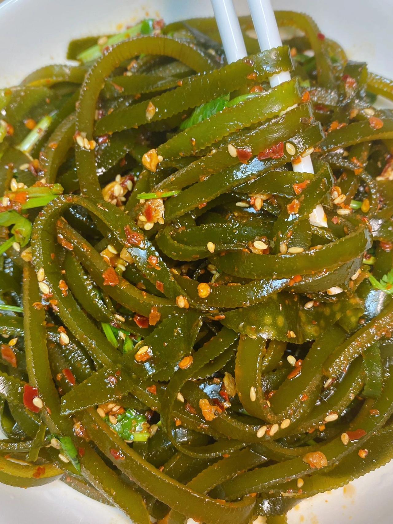 必试！超下饭的凉拌海带丝来啦！

这道清爽又美味的海带丝，绝对让你一口接一口！
