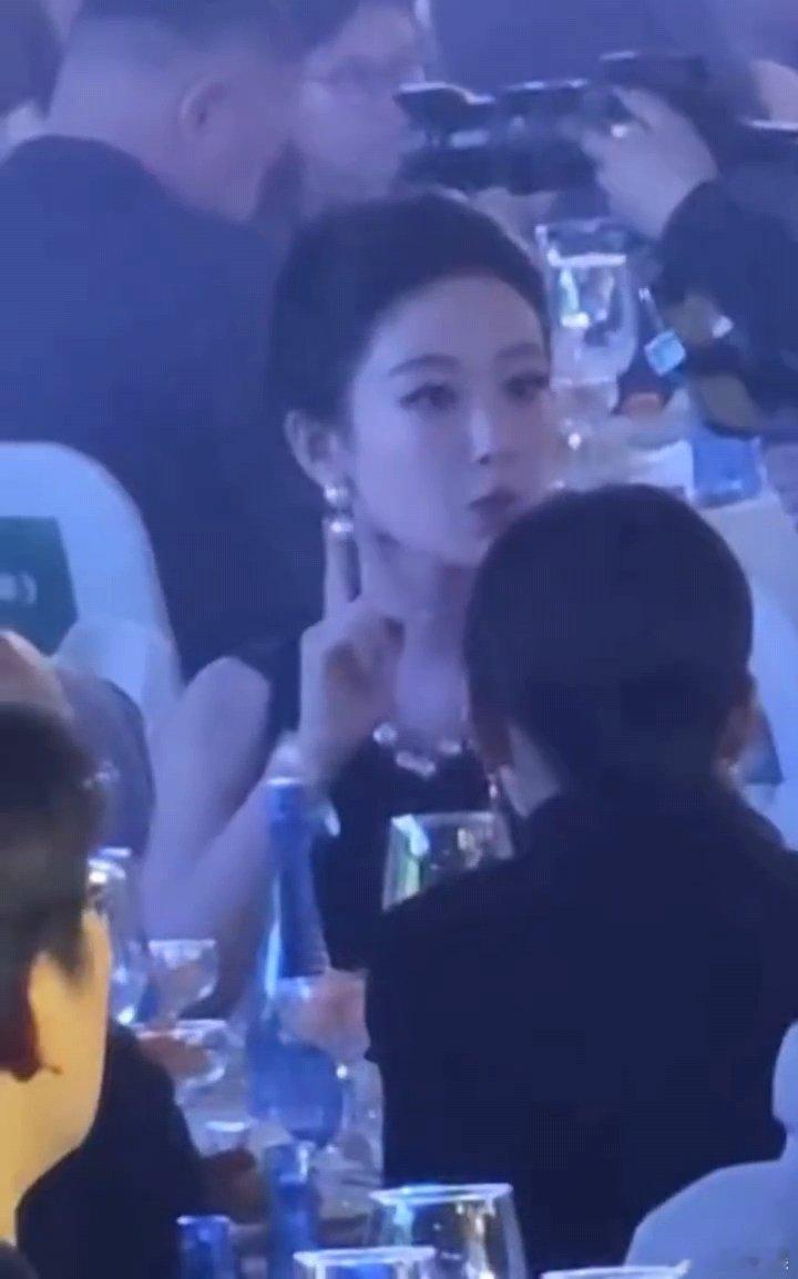 杨紫以为耳环少了一颗珍珠杨紫耳环不对称哈哈哈哈哈哈摸到少了一颗珍珠的表情太好笑了