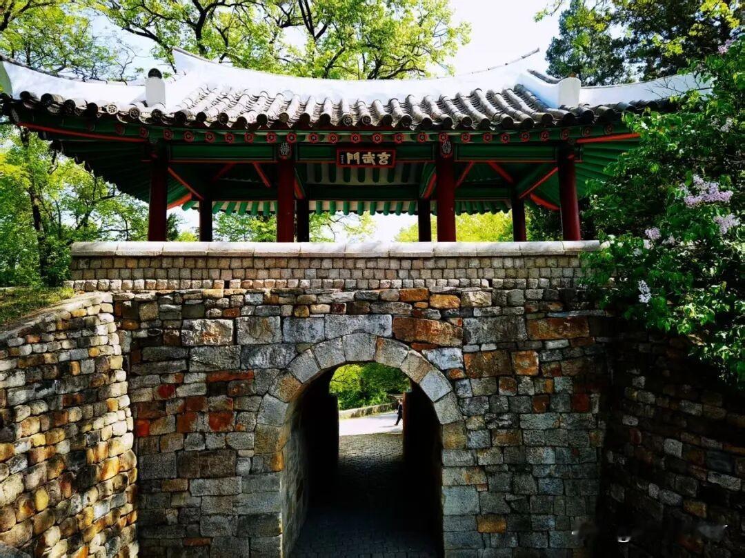 平壤的玄武门。原为平壤内城的北门，始建于6世纪中叶，重建于1714年。