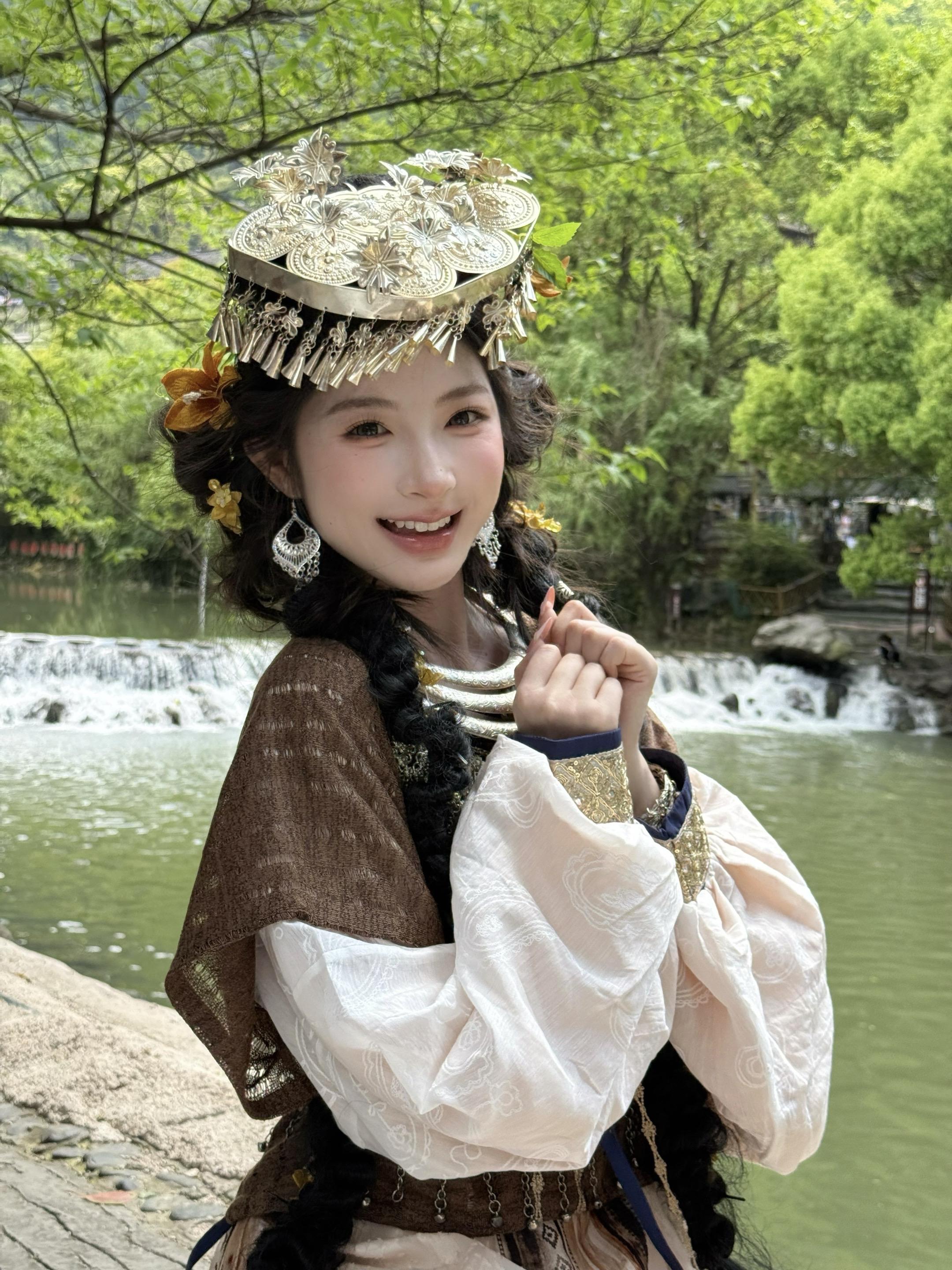 双手比耶可以成为你的宝宝吗 千户苗寨写真妆造跟我选