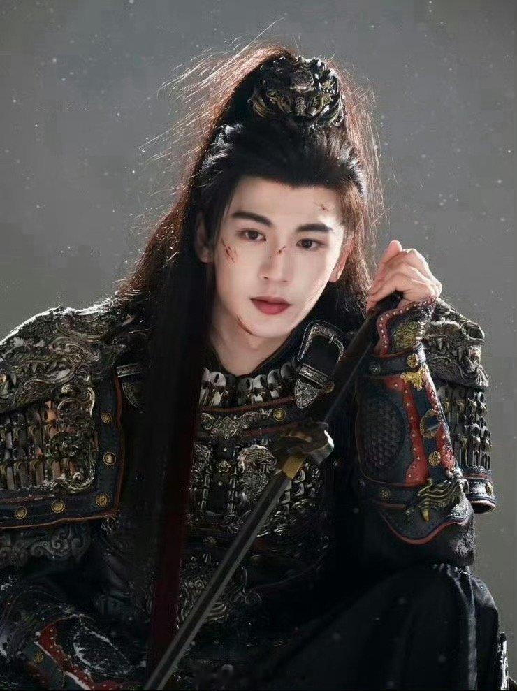 张凌赫刺棠导演易军张凌赫下部剧导演还是易军天惹天惹，看得出来张凌赫的认可度了啊！
