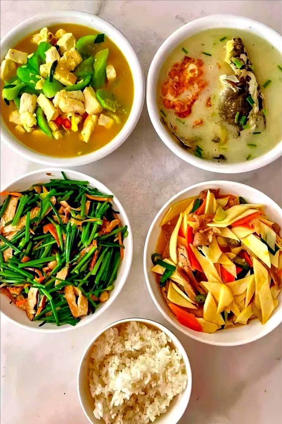 儿子每月给我三千块钱，伙食费。
我跟你说，我一分钱都不打算给他省下来。
你以为我