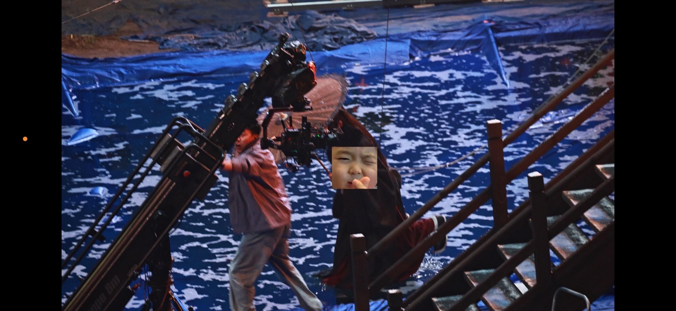 王鹤棣威亚失误差点落水王鹤棣威亚失误差点落水！威亚落点不对，导演：没事吧？王鹤棣