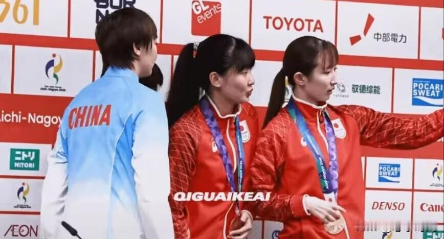 女孩子的友谊太美好了，亚运会女单比赛落下帷幕，颁奖典礼现场氛围好欢乐。金银铜牌的