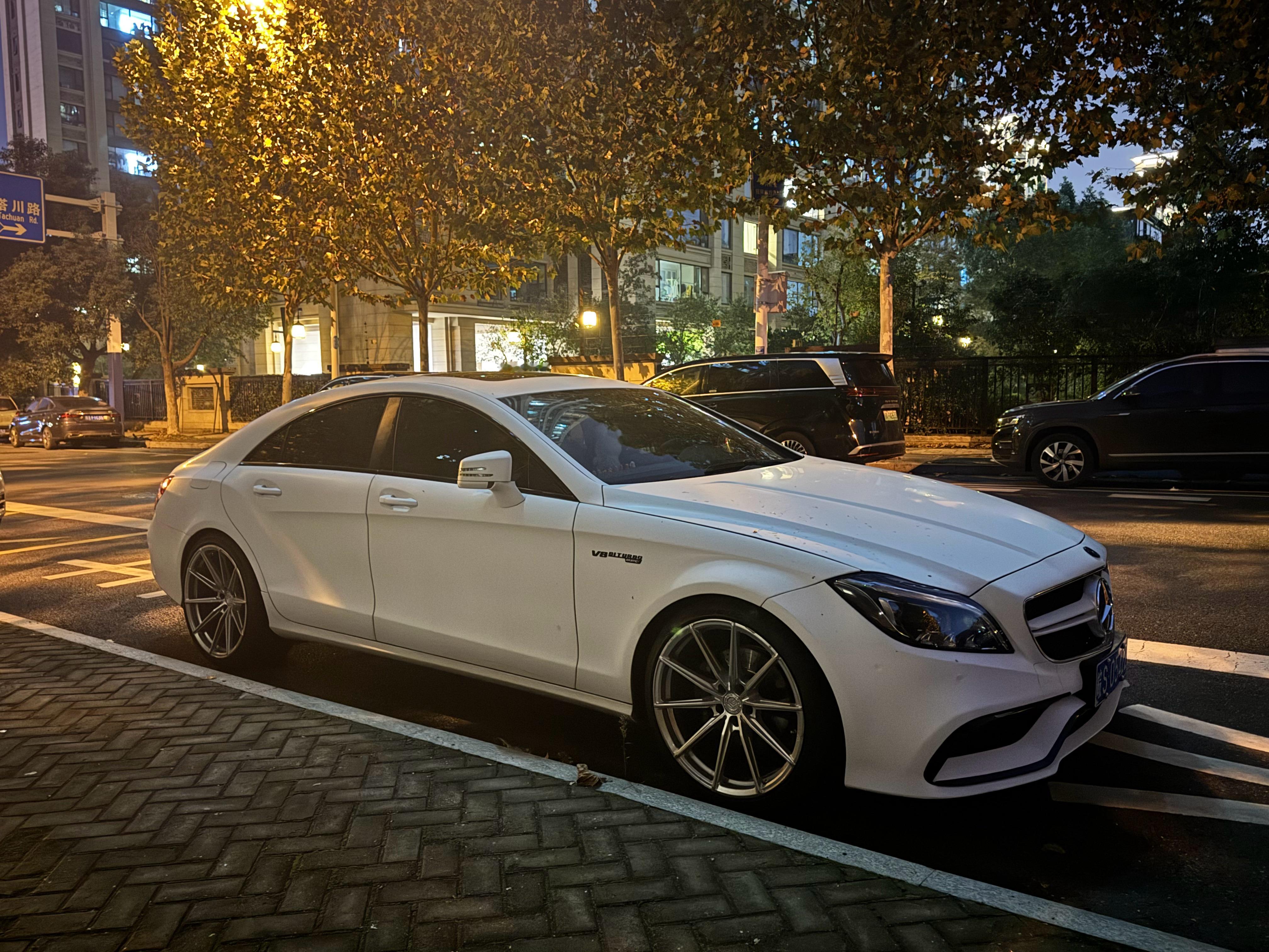 奔驰CLS普版改CLS63 AMG版本，恶魔之眼大灯+雪茄车身，这姿态，尤其是在