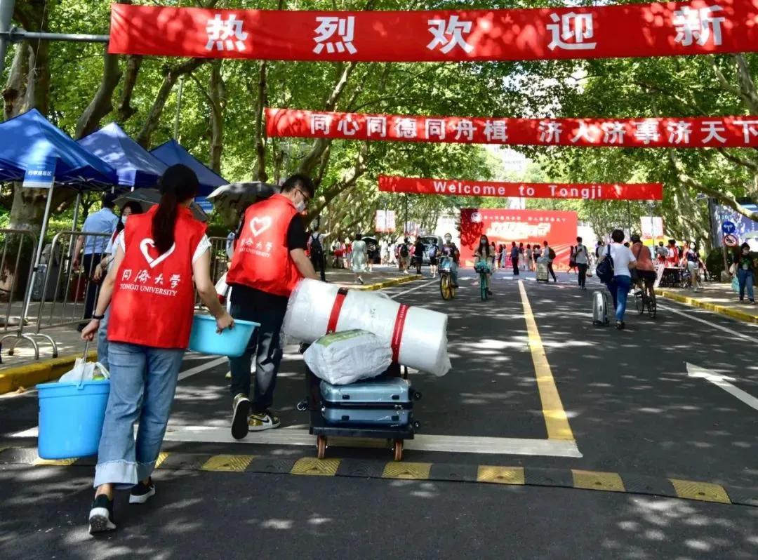 大学开学了，在浙江上大学，每个月2000的生活费到底够不够？

我上大学那阵一个