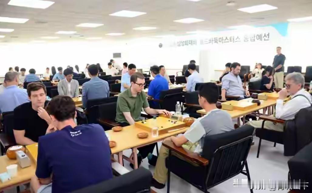 三星杯第三天，中国棋手高歌猛进，淘汰多名韩国高段位棋手，公开组小组赛决出前八名。