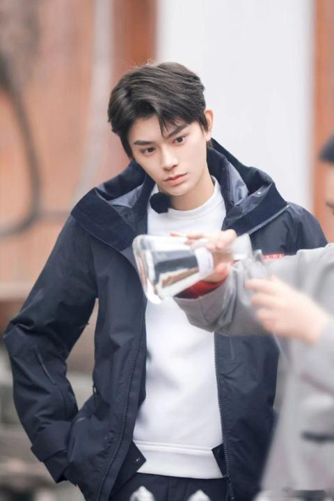 丁禹兮清唱大海丁禹兮清唱《大海》太好听，声音温柔细腻，情感表达真挚，没有复杂伴奏
