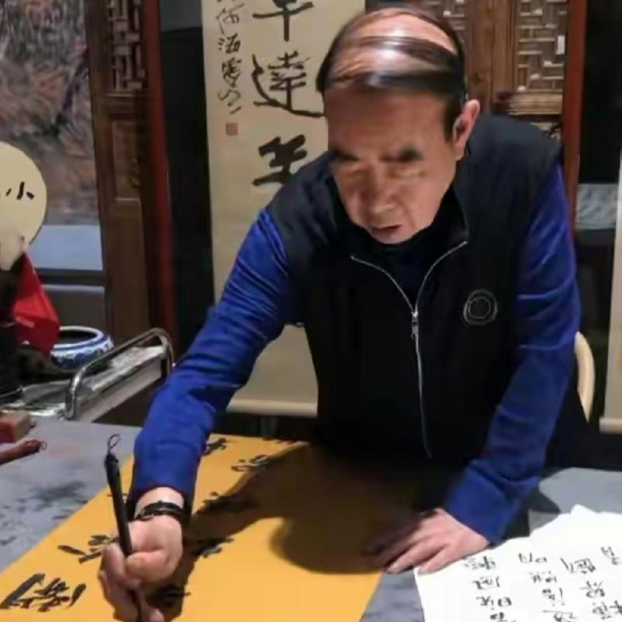 贾平凹老师那么有钱，为啥不去植发？